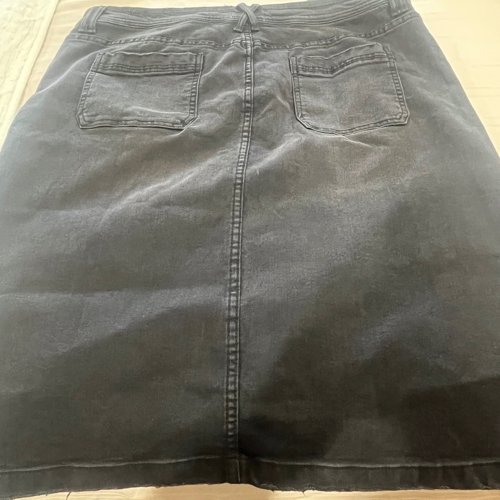 LOGO by Lori Goldstein Women's Skirt Sz 16 Regular Knee Length Black A658942